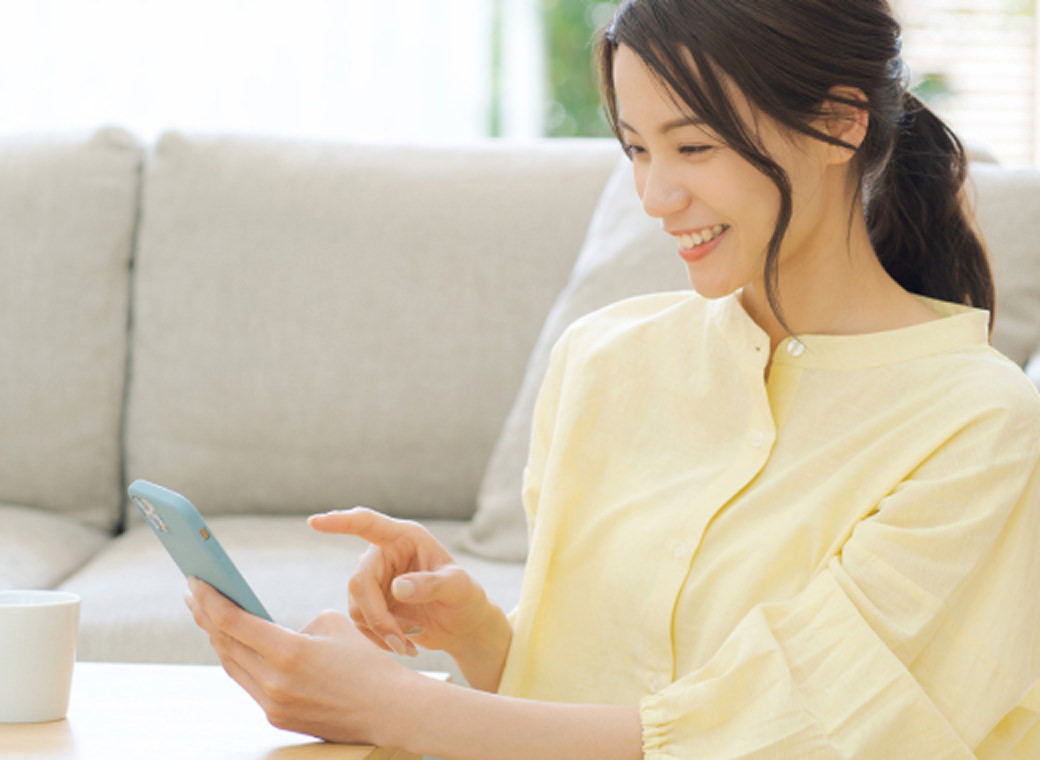 スマートフォンを操作する女性