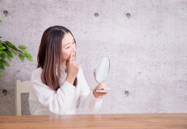 悩む女性