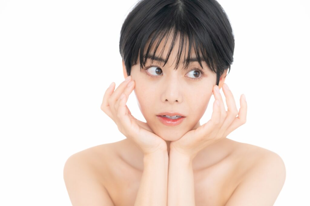 頬杖をつく女性