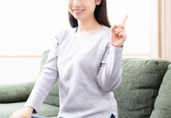 解説する女性