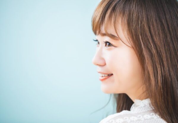 平たい顔は鼻を高くすることで改善できる