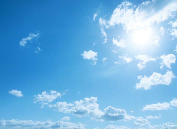 紫外線が強く乾燥した青空