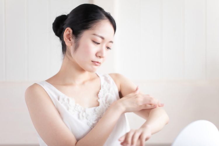 肌が急にざらざら(さめ肌)になって悩んでいる女性