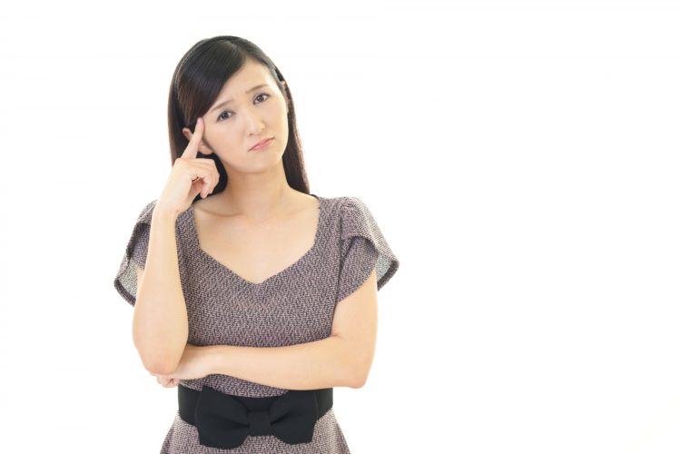 ニキビ跡があるため顔脱毛をしてもいいか悩む女性