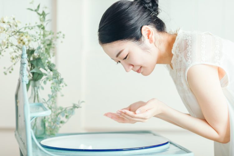 女性　洗顔
