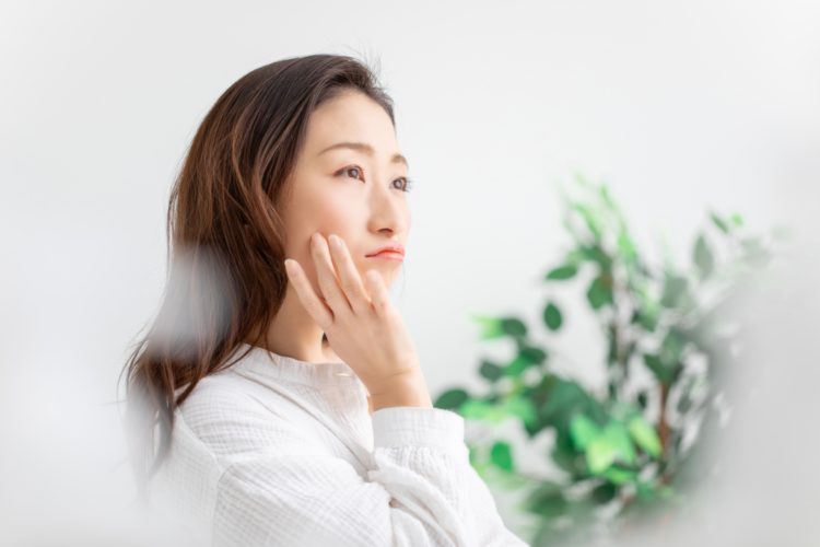 頬のたるみが気になる女性