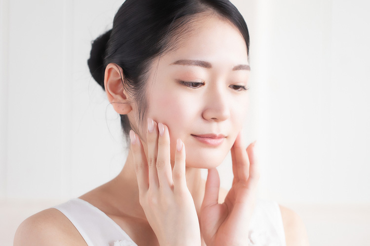 脂漏性角化症(しろうせいかっかしょう)に悩む女性