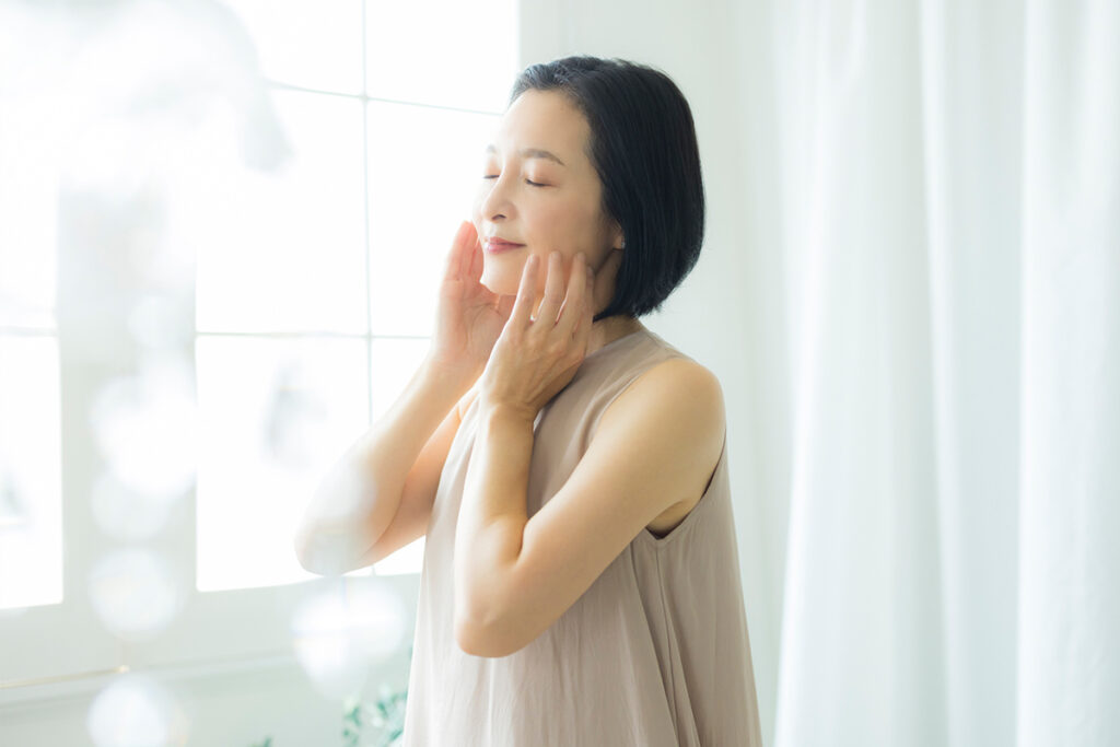 保湿ケアを行う女性