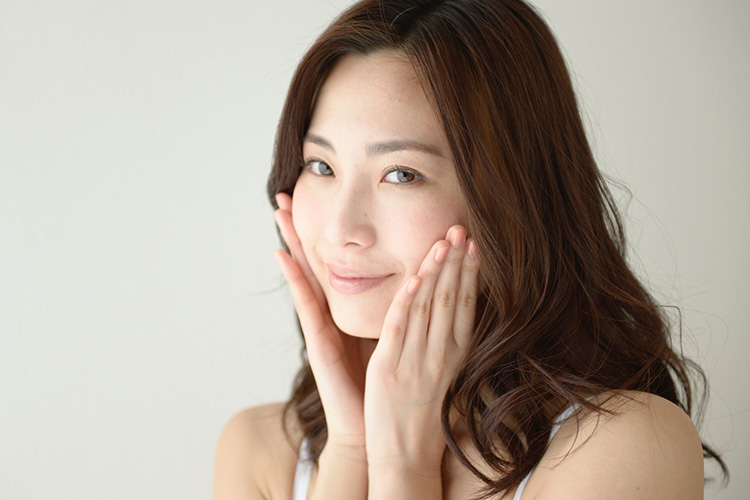 医療ハイフ（HIFU）でリフトアップ効果・小顔効果を実感する笑顔の女性