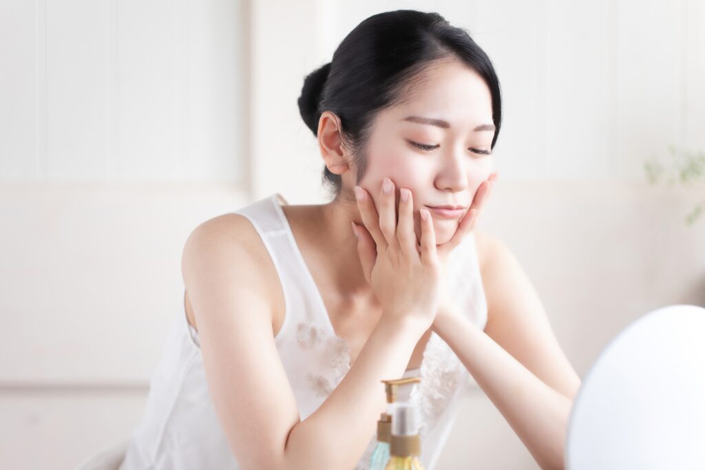 クレーター肌に悩む女性