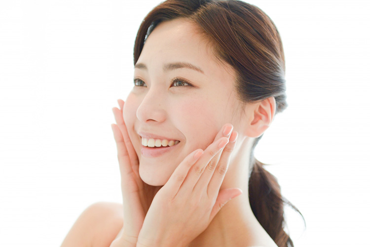 小鼻が小さくなって喜ぶ女性